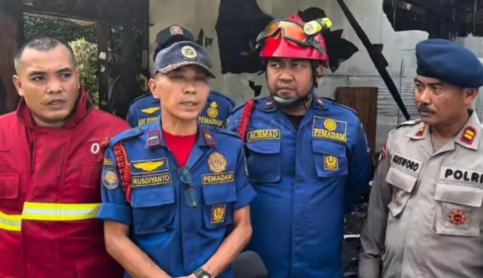 Brimob Polda Metro Jaya Bantu Padamkan Kebakaran Dua Kios di Ciputat