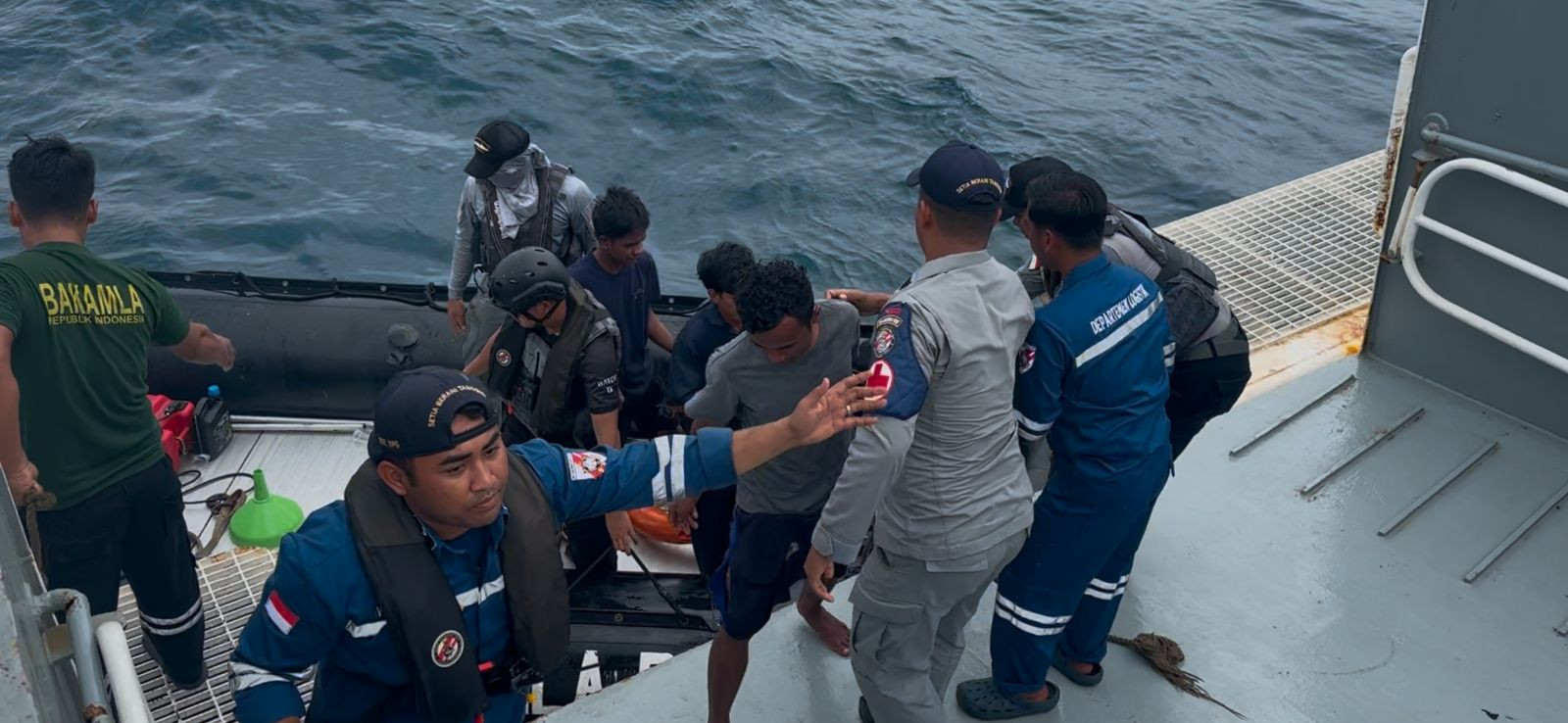 Bakamla RI Selamatkan Enam Orang Korban Kapal Tenggelam di Perairan Banten