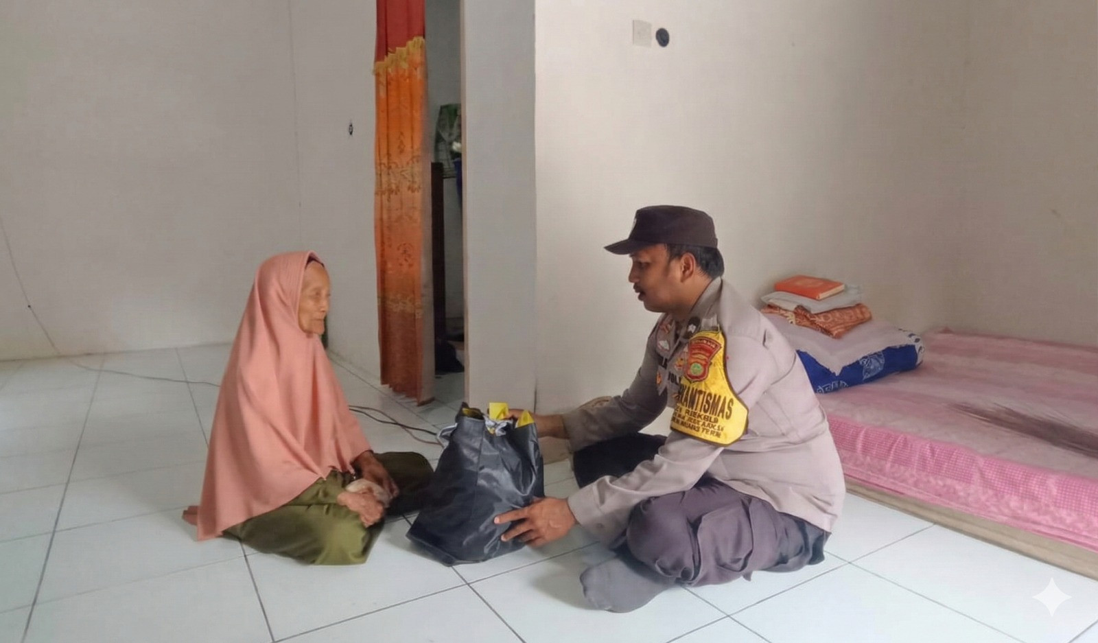 Bhabinkamtibmas Pulau Sabira Salurkan Bantuan Sembako dan Santunan kepada Lansia Dhuafa