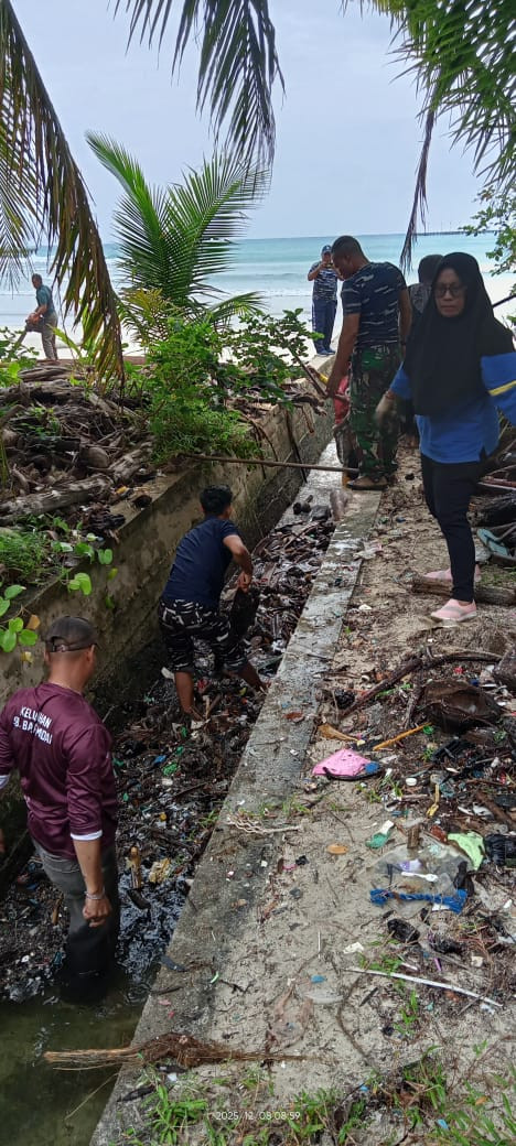 Cegah Banjir, Lanal Ranai Laksanakan Pembersihan Sampah Kayu di Pulau Midai