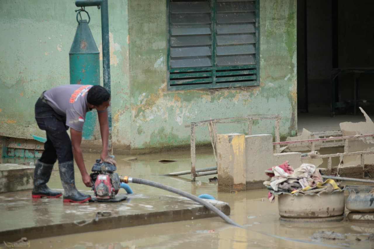 Polri Bantu Kuras Air Yang Merendam Kompi Senapan A Yonif 111 / Karma Bakti, Aceh Tamiang