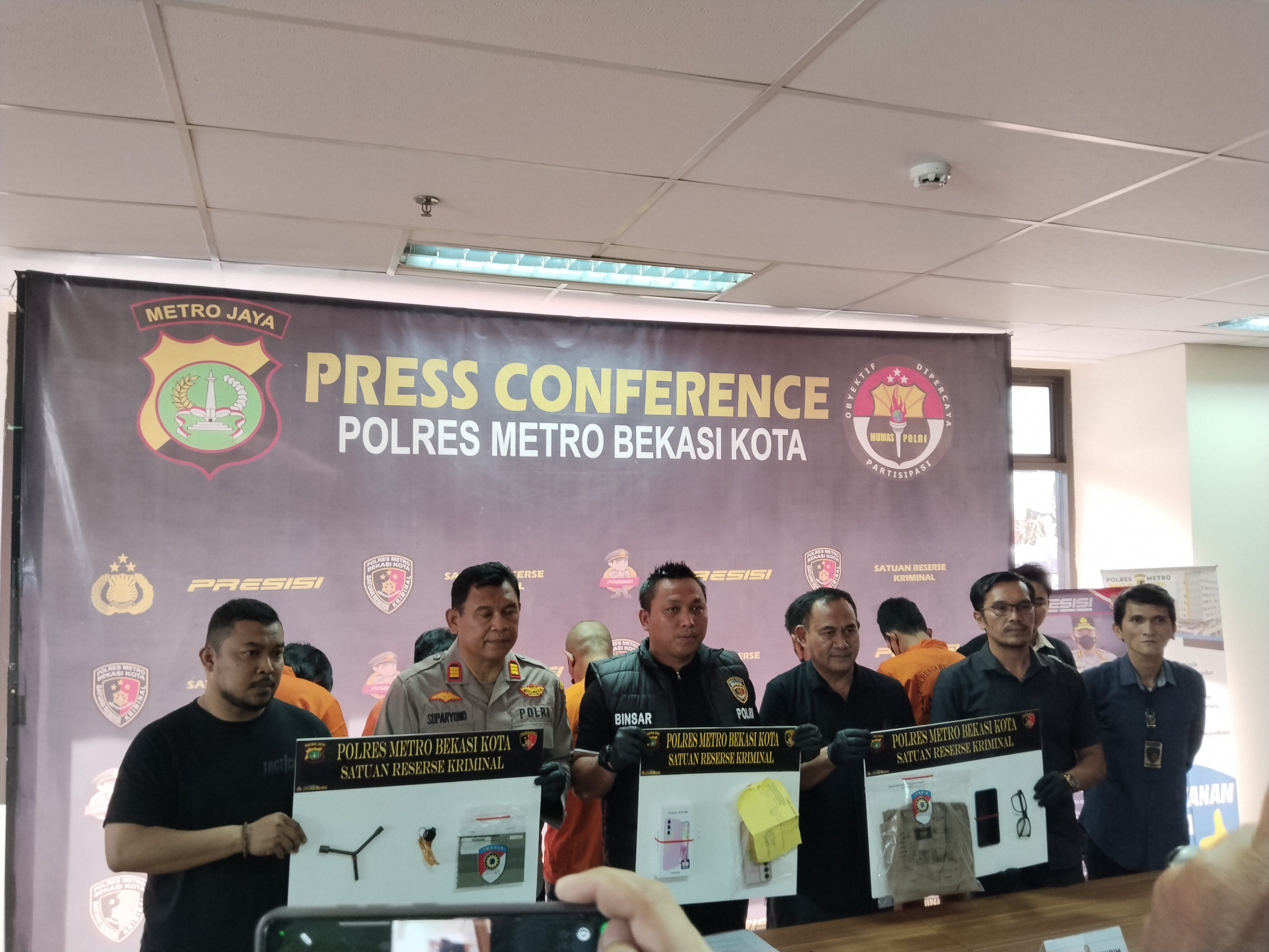 Polres Metro Bekasi Kota Ungkap Dua Kasus Penganiayaan dan Pencurian
