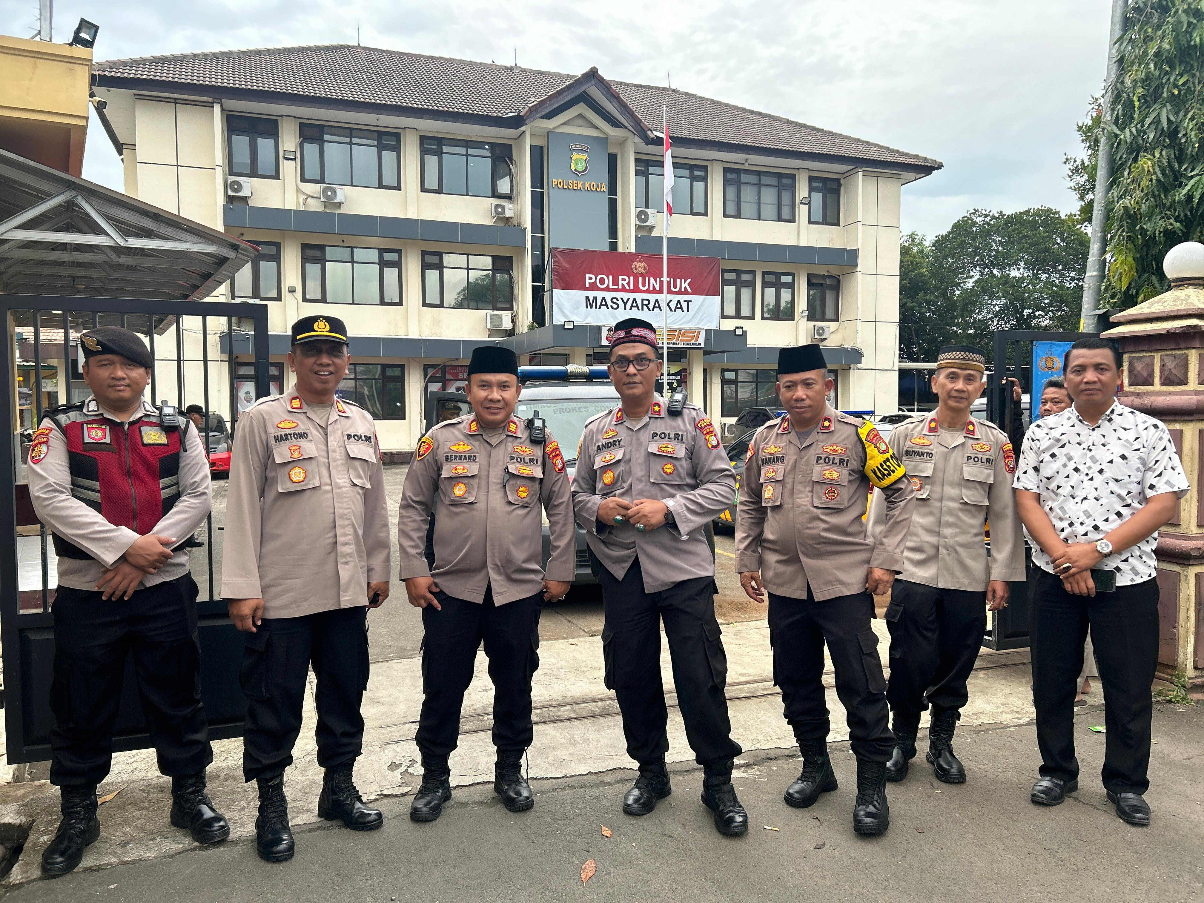 Jum'at Berkah, Polres Metro Jakarta Utara dan Polsek Koja Bagikan Takjil Untuk Warga