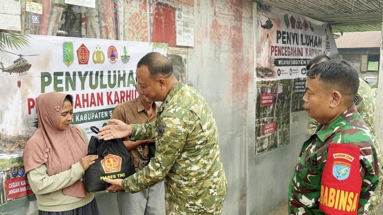 TNI Gencarkan Penyuluhan Door to Door Cegah Karhutla di Kabupaten Sambas
