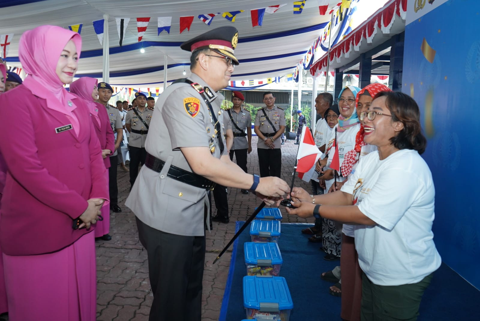Kapolres Metro Jakarta Utara Hadiri Upacara Tabur Bunga Hari Bhayangkara ke-80 di Pantai Mutiara