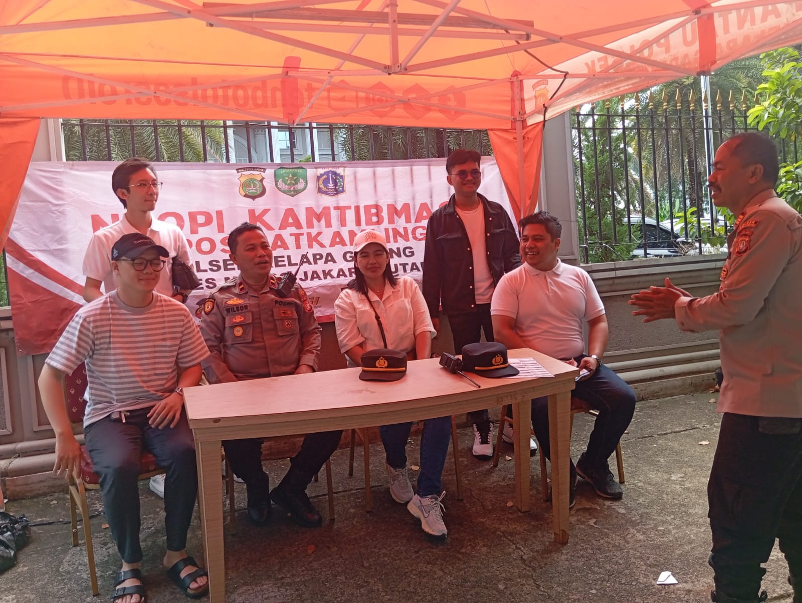 Ngopi Sambil Jaga Negeri: Polsek Kelapa Gading Dekatkan Diri Lewat “Ngopi Kamtibmas” Bersama Warga Janur Elok