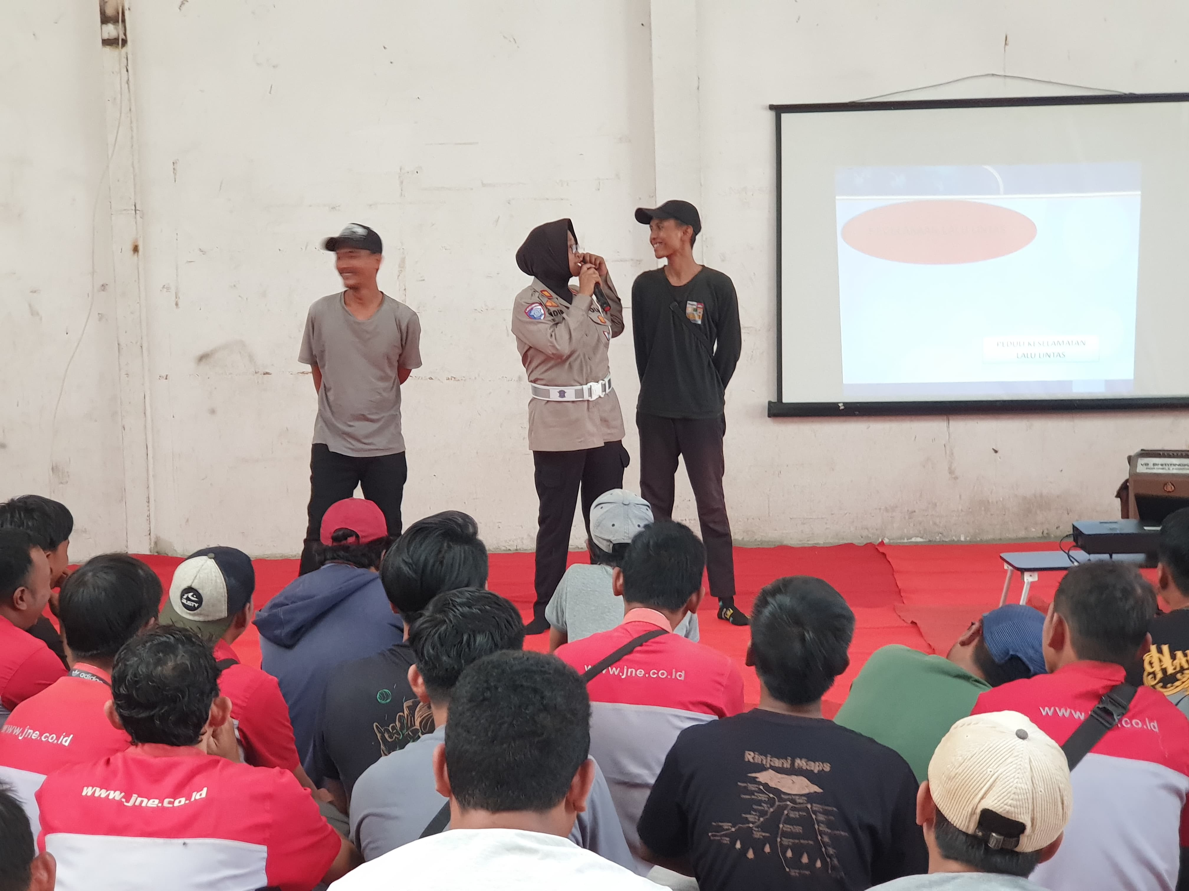 Satlantas Polres Metro Bekasi Kota Sosialisasikan Keselamatan Lalu Lintas ke Karyawan JNE