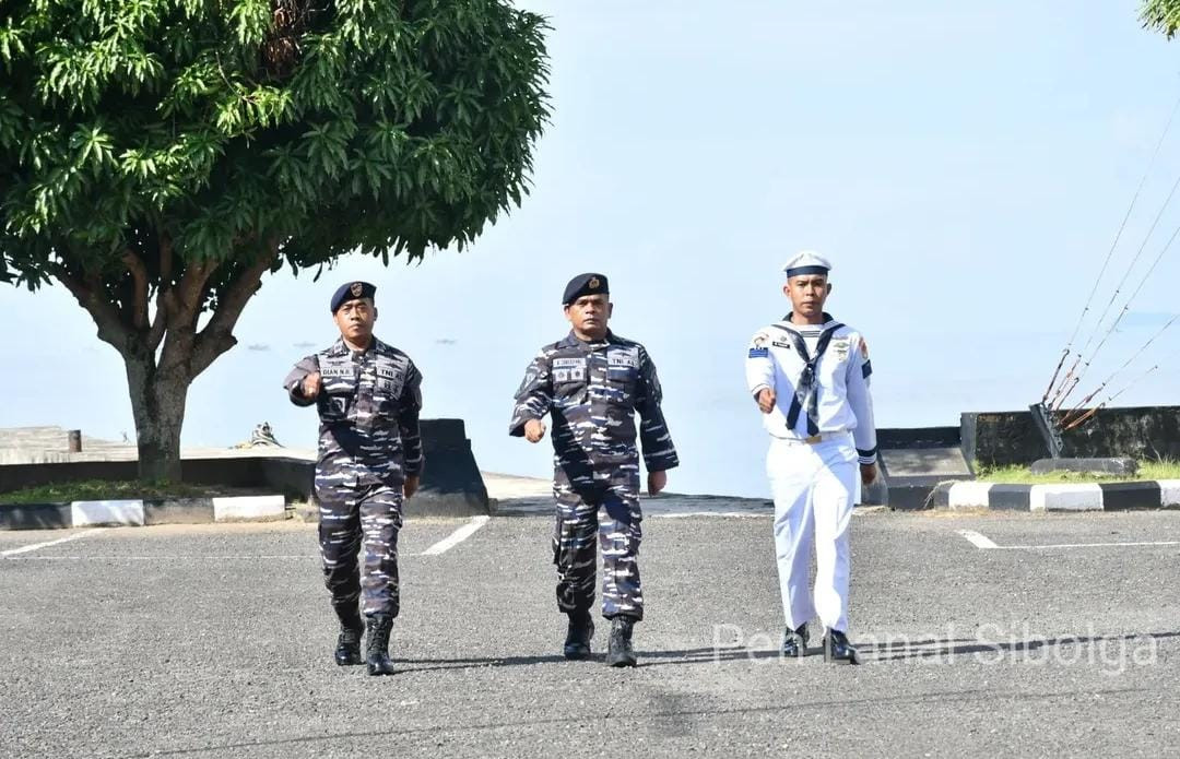 Danlanal Sibolga Terima Laporan Kenaikan Pangkat 6 Prajurit Lanal Sibolga