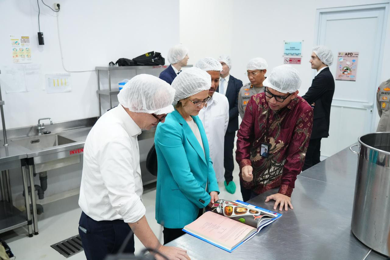 Rasa Bhayangkara Nusantara” Diserahkan kepada Delegasi Prancis, Potret Pengabdian Polri Dukung MBG Berbasis Gizi, Budaya, dan Ilmu Pengetahuan