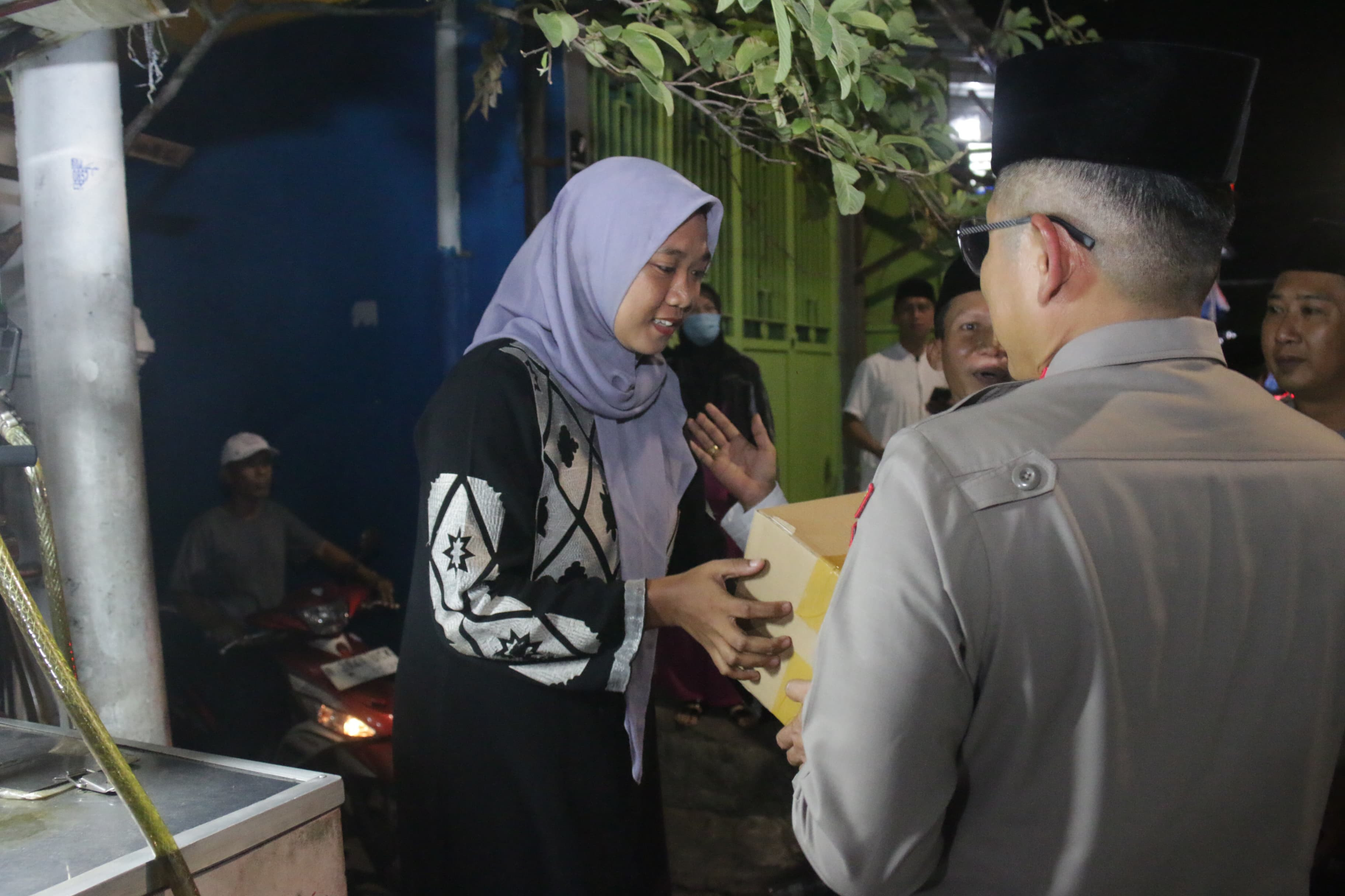 Kapolres Metro Jakarta Utara Gelar Tarawih Keliling di Masjid Nurul Hikmah, Sampaikan Tausiyah dan Bagikan Sembako