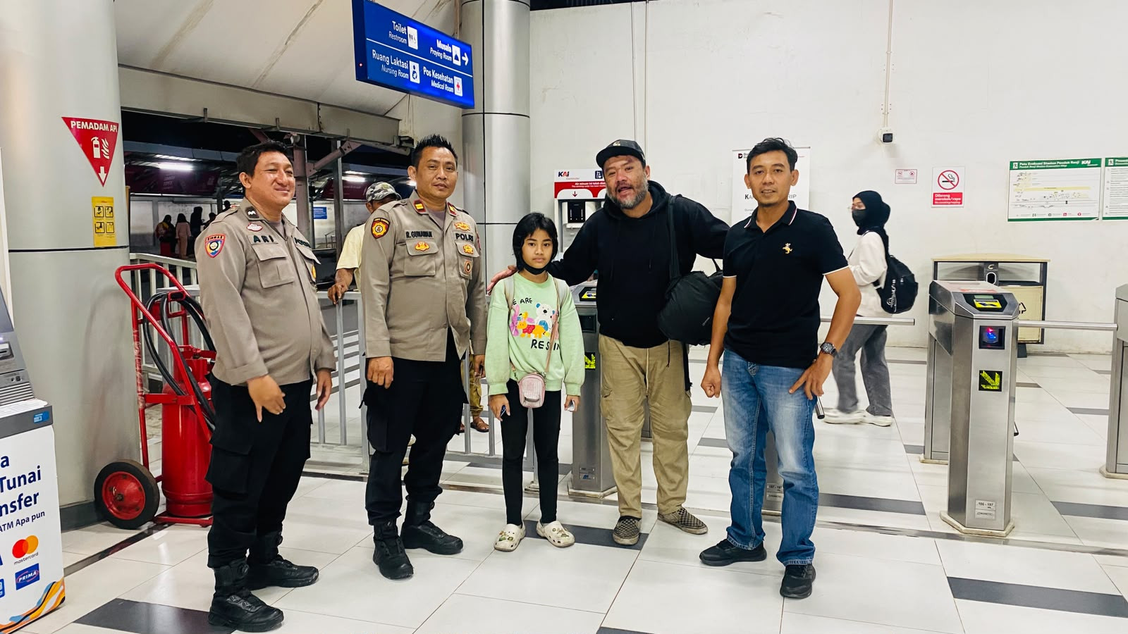 Kehilangan Bekal Perjalanan, Polsek Ciputat Timur Bantu Warga dan Putrinya Pulang ke Yogyakarta