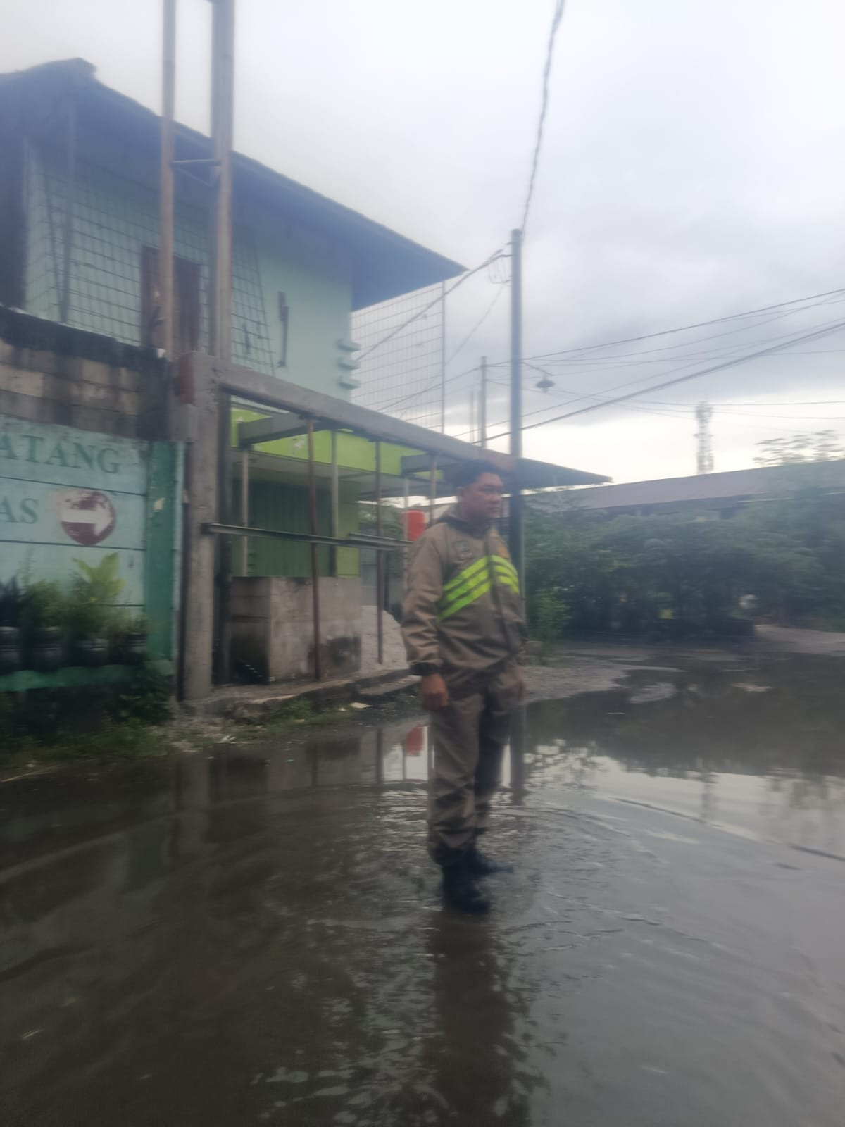 Siaga Dampak Hujan, Bhabinkamtibmas Polsek Medan Satria Pantau Area Ruko Pasar Family Pejuang