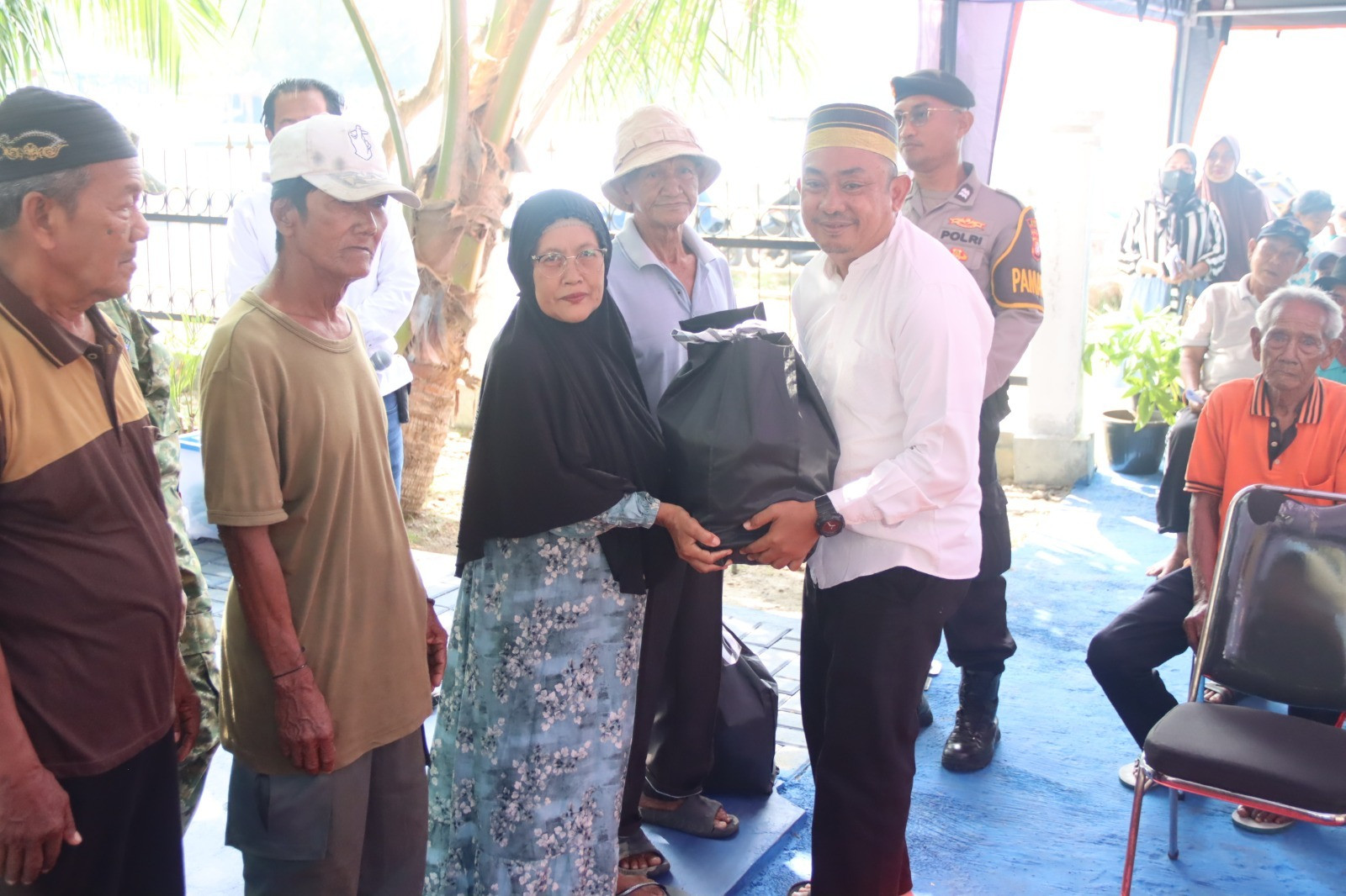 Polsek Kepulauan Seribu Utara Salurkan Santunan Sembako untuk 428 Jompo dan Dhuafa, Didukung PT NHM dan Niti Islands