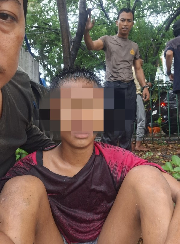 Polisi Selamatkan Anak Hampir Terseret di Kali Kresek