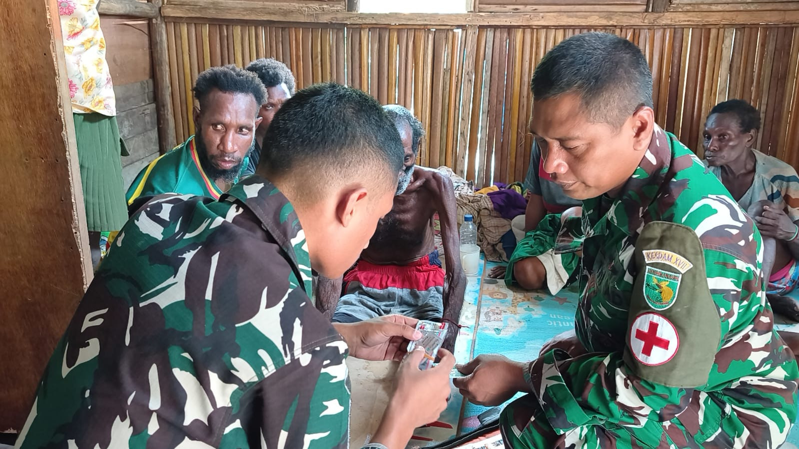 Tim Kesehatan Satgas TMMD Gerak Cepat Layani Warga Yang Sakit