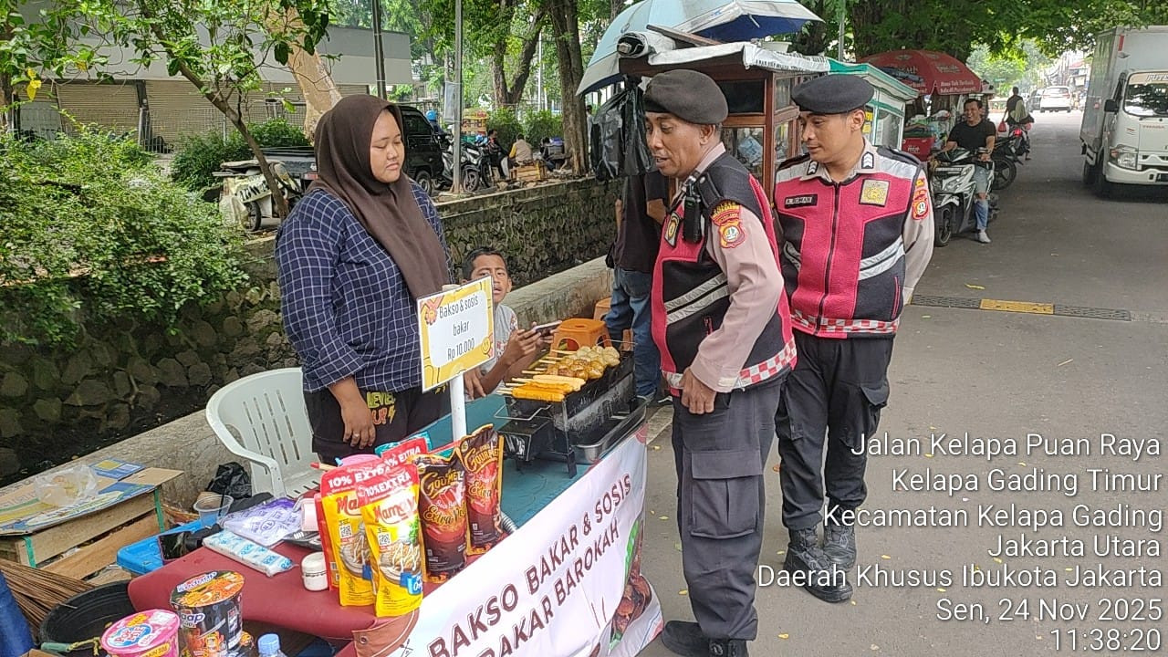 Patroli Jalan Kaki Polsek Kelapa Gading Ajak Warga Tingkatkan Kewaspadaan Lingkungan