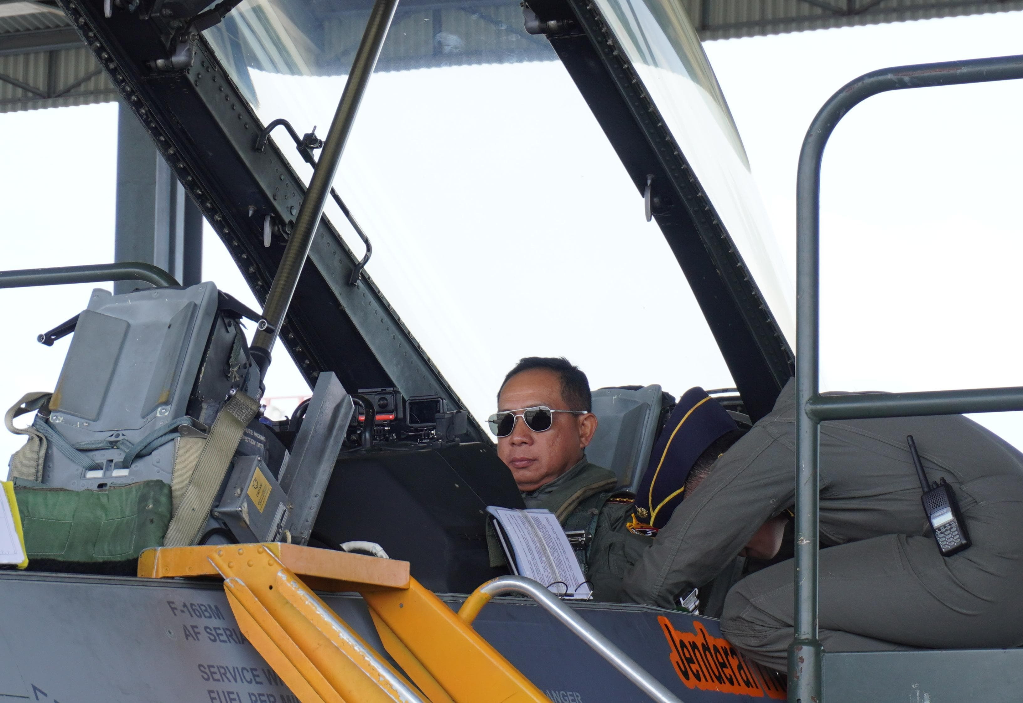 Panglima TNI dan Kasad Terbang dengan Jet Tempur TNI AU Jajaran Koopsud II dalam Misi Kehormatan