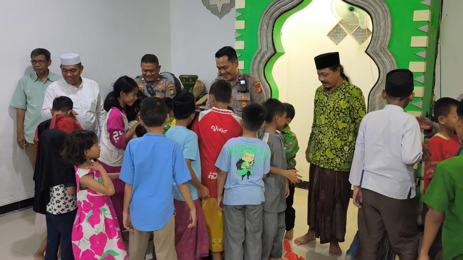 Sentuhan Humanis Polisi, Kapolsek Pademangan Berbagi dengan Anak Yatim Piatu di Kampung Muka