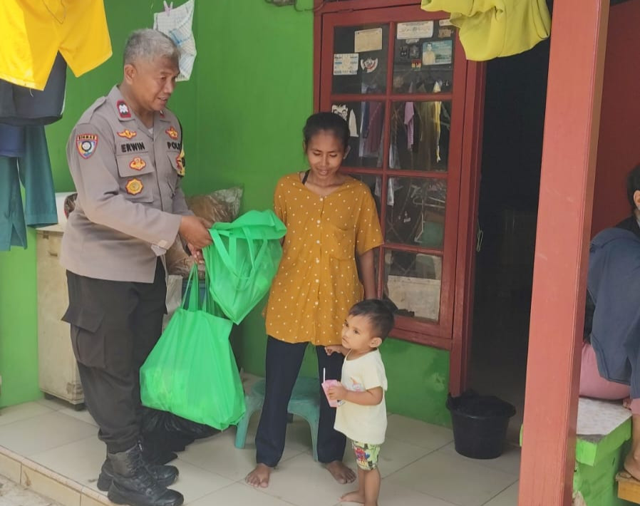 Polri berbagi, Bhabinkamtibmas Salurkan Bantuan Pasca Banjir di Bojong Menteng