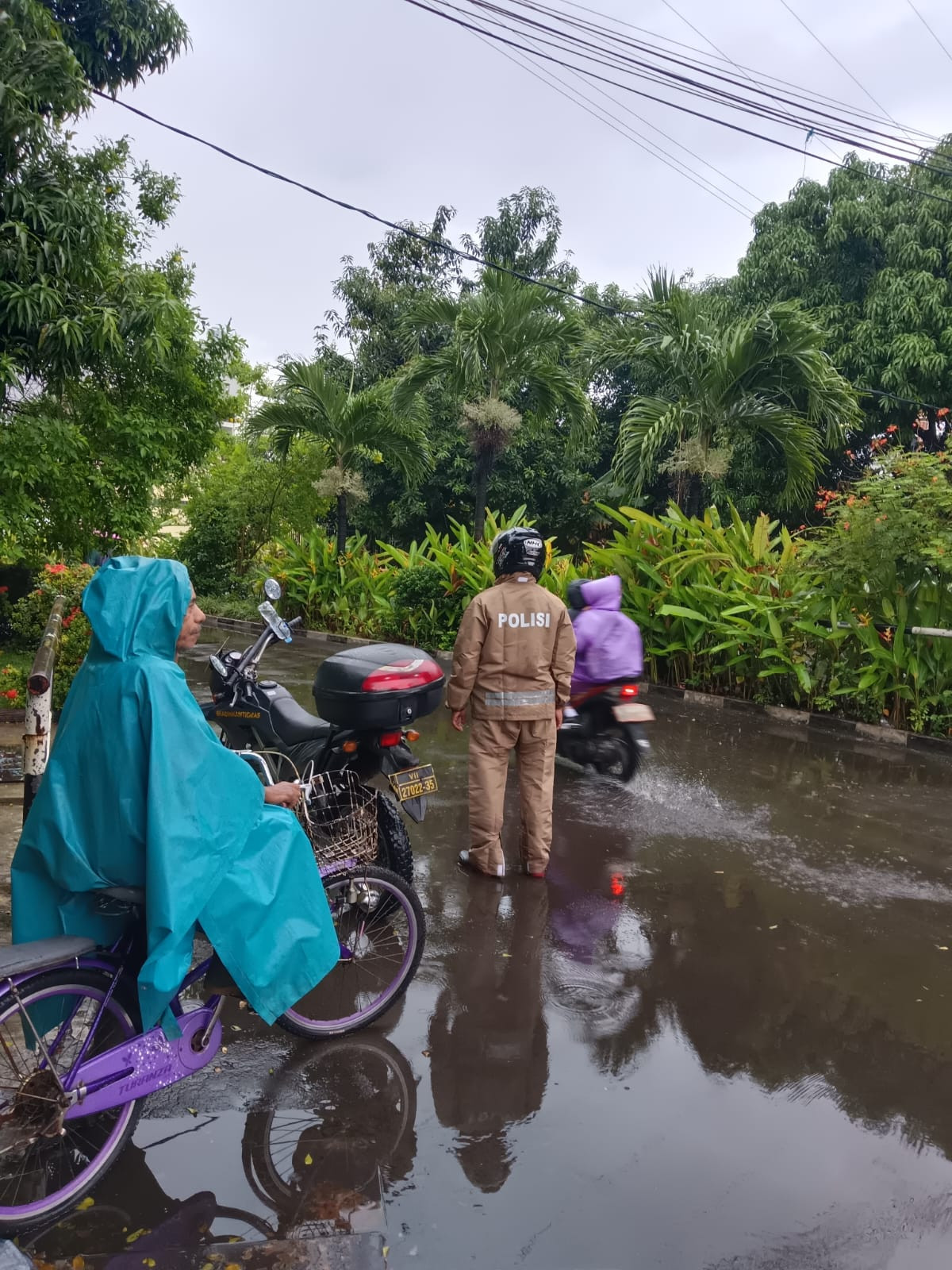 Pastikan Akses Warga Aman, Bhabinkamtibmas Polsek Bekasi Utara Pantau Titik Rawan Genangan di Kaliabang Tengah