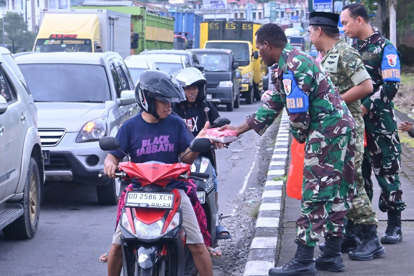 Berbagi Kebahagiaan Ramadan, Lanud Sultan Hasanuddin Bagikan Takjil di Simpang Lima Bandara