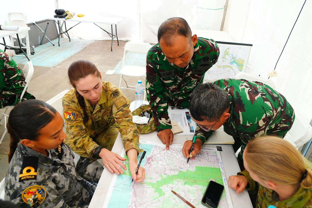 TNI–ADF Gelar NEO TTX, Simulasikan Evakuasi Warga akibat Erupsi Gunung Raung