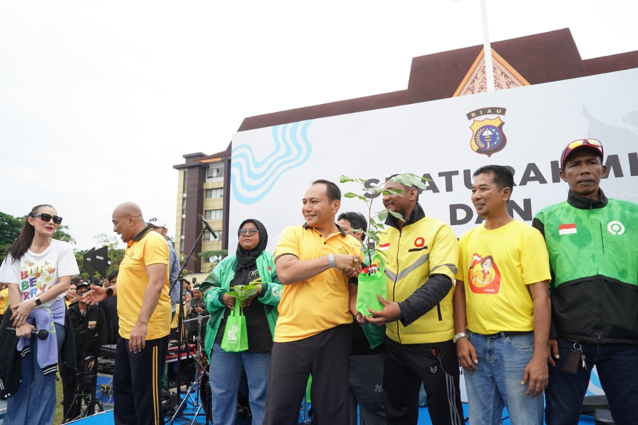 Perkuat Silaturahmi, Polisi dan Ojol Olahraga hingga Makan Bersama di Polda Riau