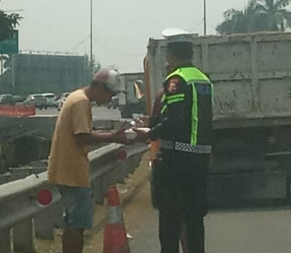 Aksi Humanis PJR BSD, Bripka Taufan Berbagi Nasi Kotak kepada Sopir yang Kendaraannya Rusak