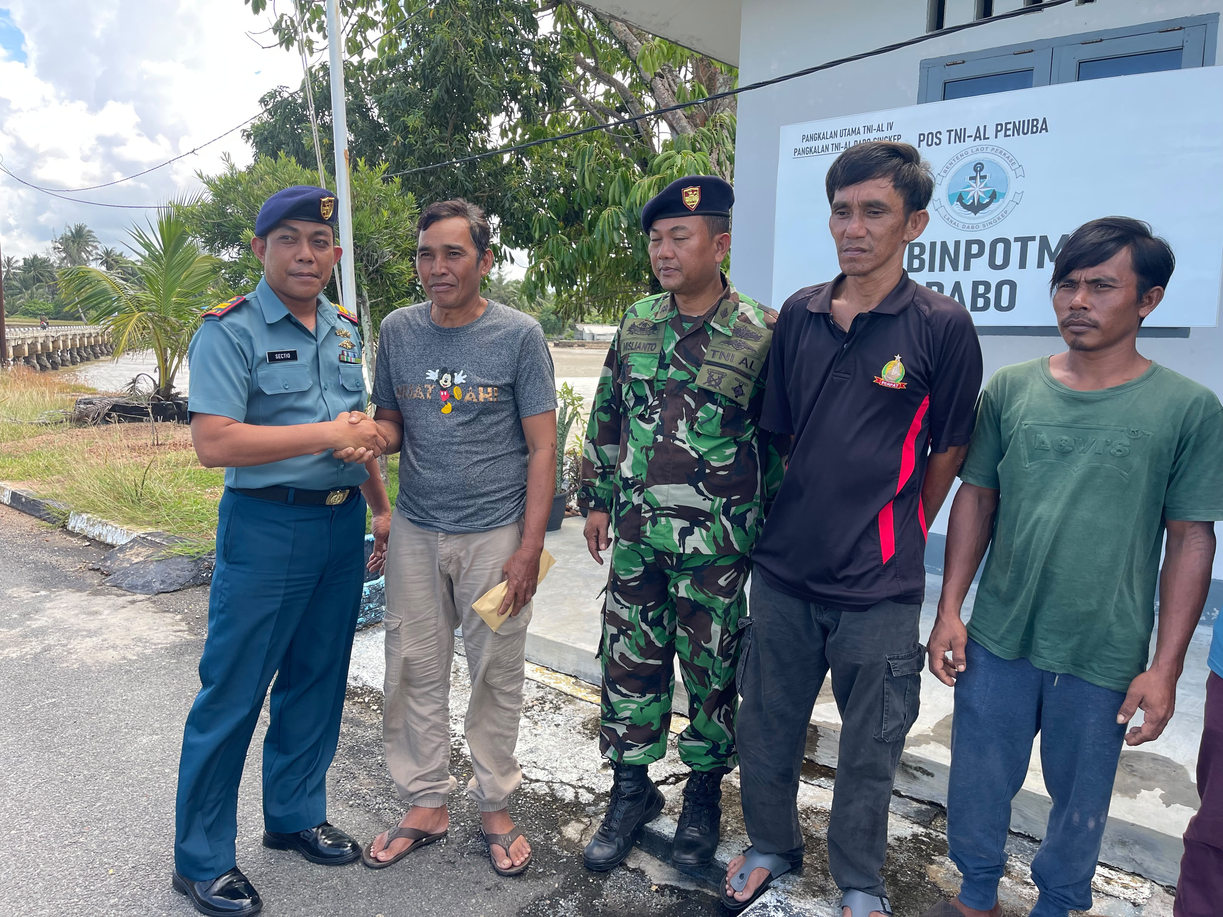 Lanal Dabo Singkep Berikan Tali Asih Kepada ABK KM Handayani Korban Kecelakaan Laut