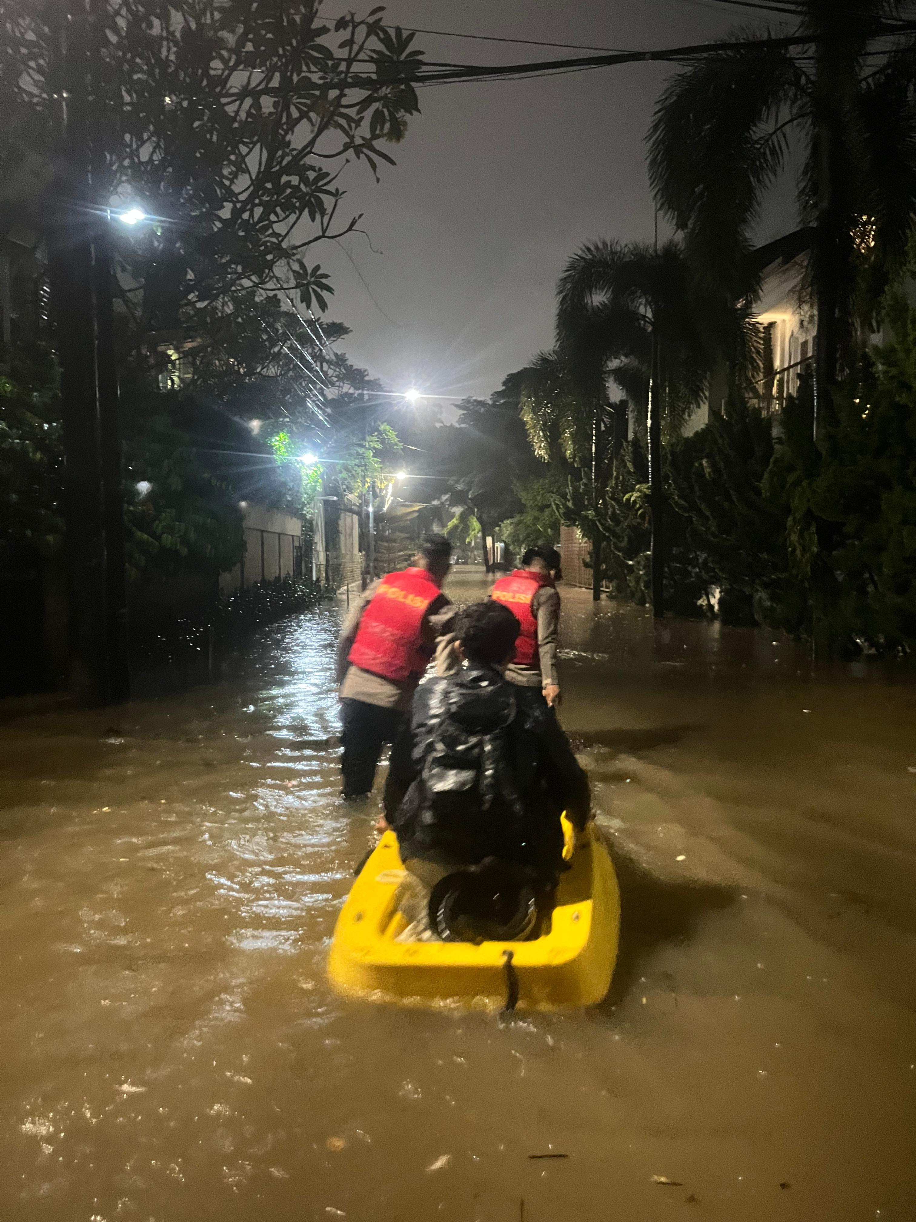 Banjir Rendam 12 RT di Petogogan Jaksel, Ditsamapta Polda Metro Jaya Lakukan Patroli Siaga