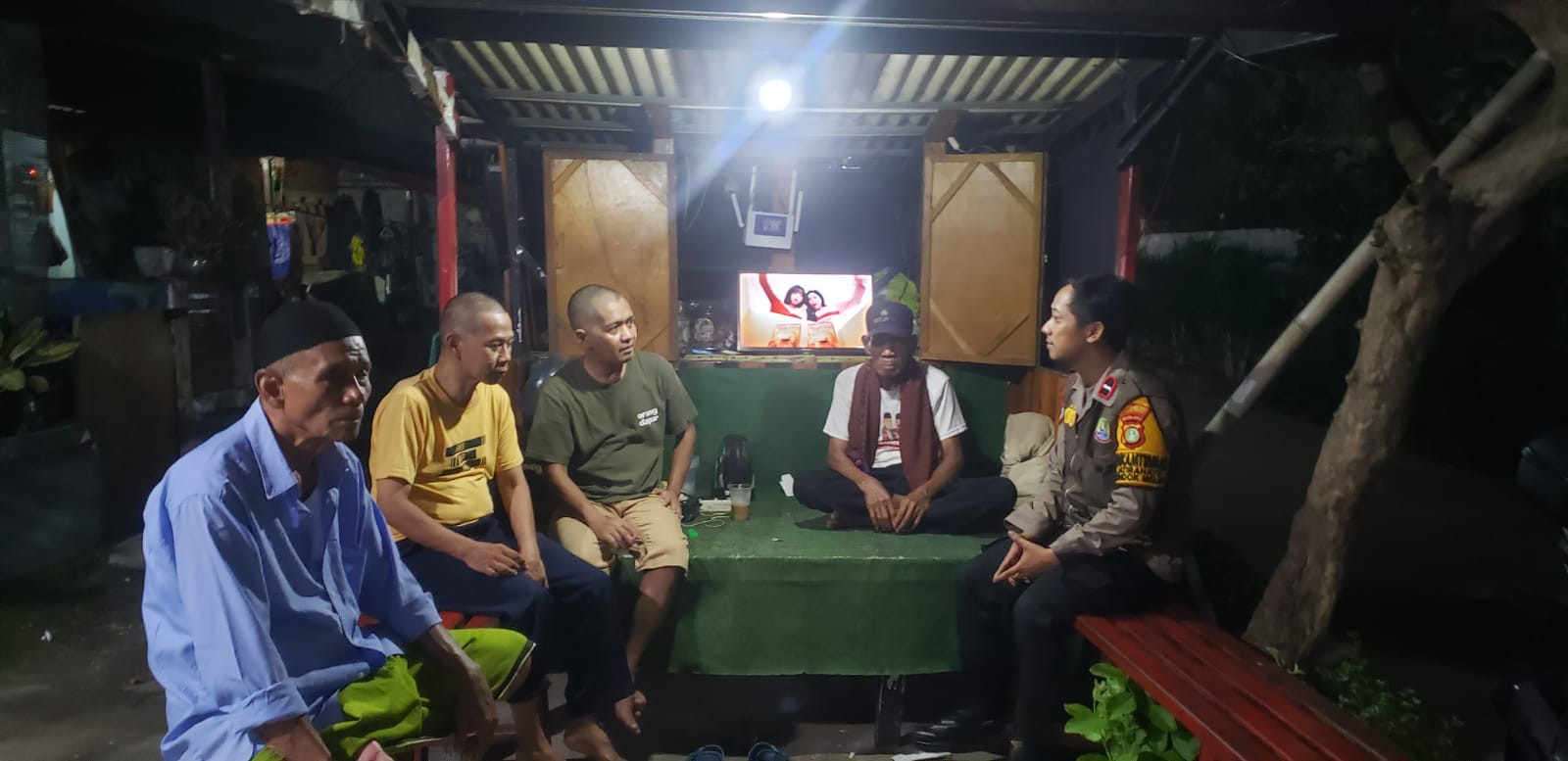 Bhabinkamtibmas Pondok Gede Sambang Pos Kamling Jatirahayu: Waspadai Judi Online dan Pergaulan Bebas Remaja