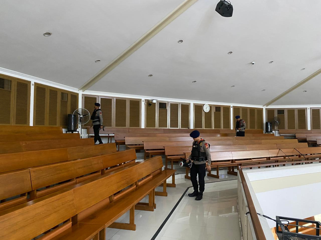 Brimob Polda Metro Sterilisasi Gereja Pastikan Paskah Aman