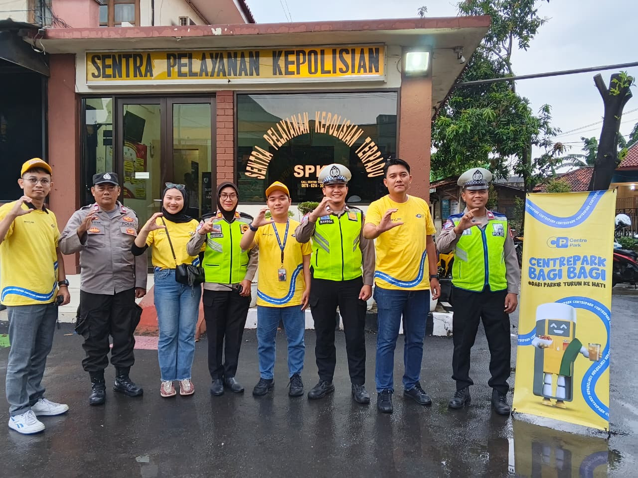 Polsek Bantar Gebang Bersama Centrepark Bagikan 150 Takjil kepada Pengguna Jalan dalam Program Beyond Trust Presisi