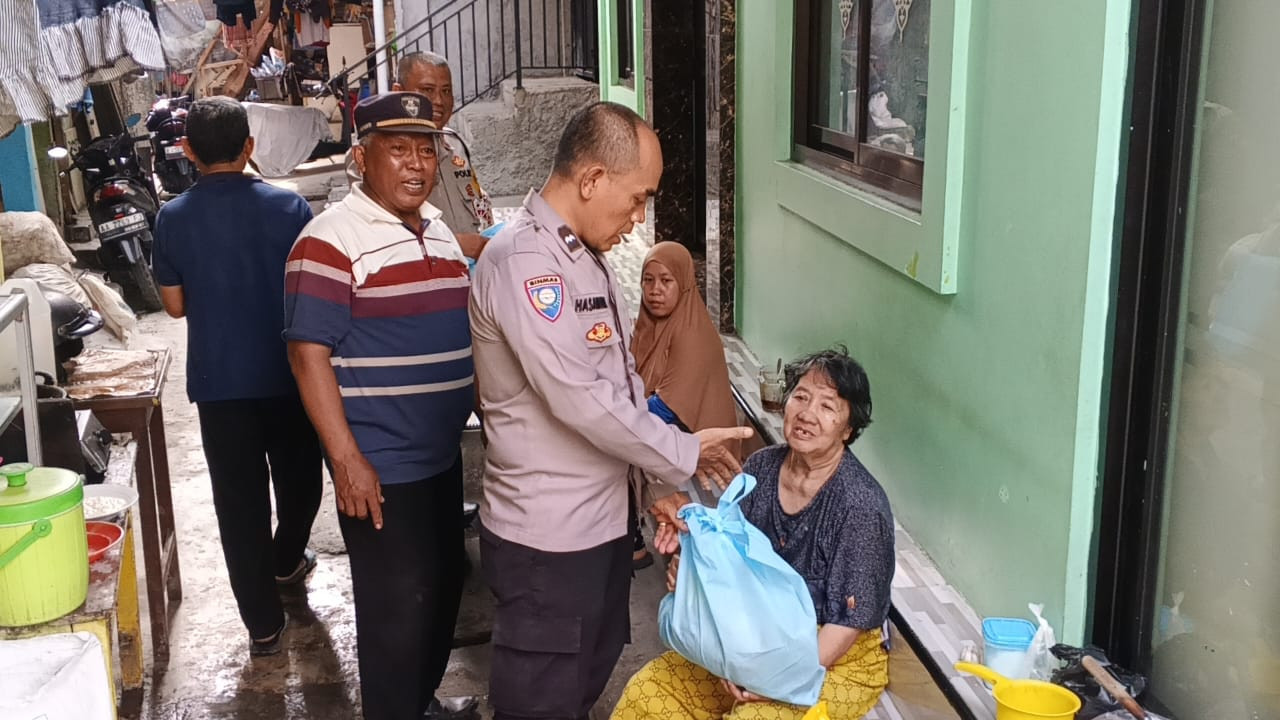 Polsek Penjaringan Salurkan 165 Paket Bansos dari Kapolda Metro Jaya untuk Warga Pejagalan