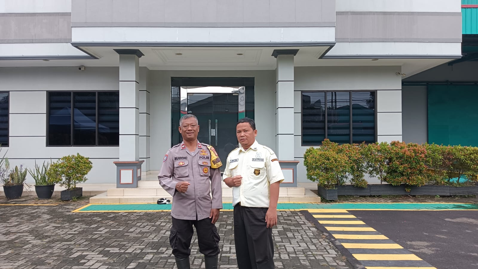 Antisipasi Curanmor di Area Industri, Bhabinkamtibmas Padurenan Sambangi PT Logam Jaya Abdi
