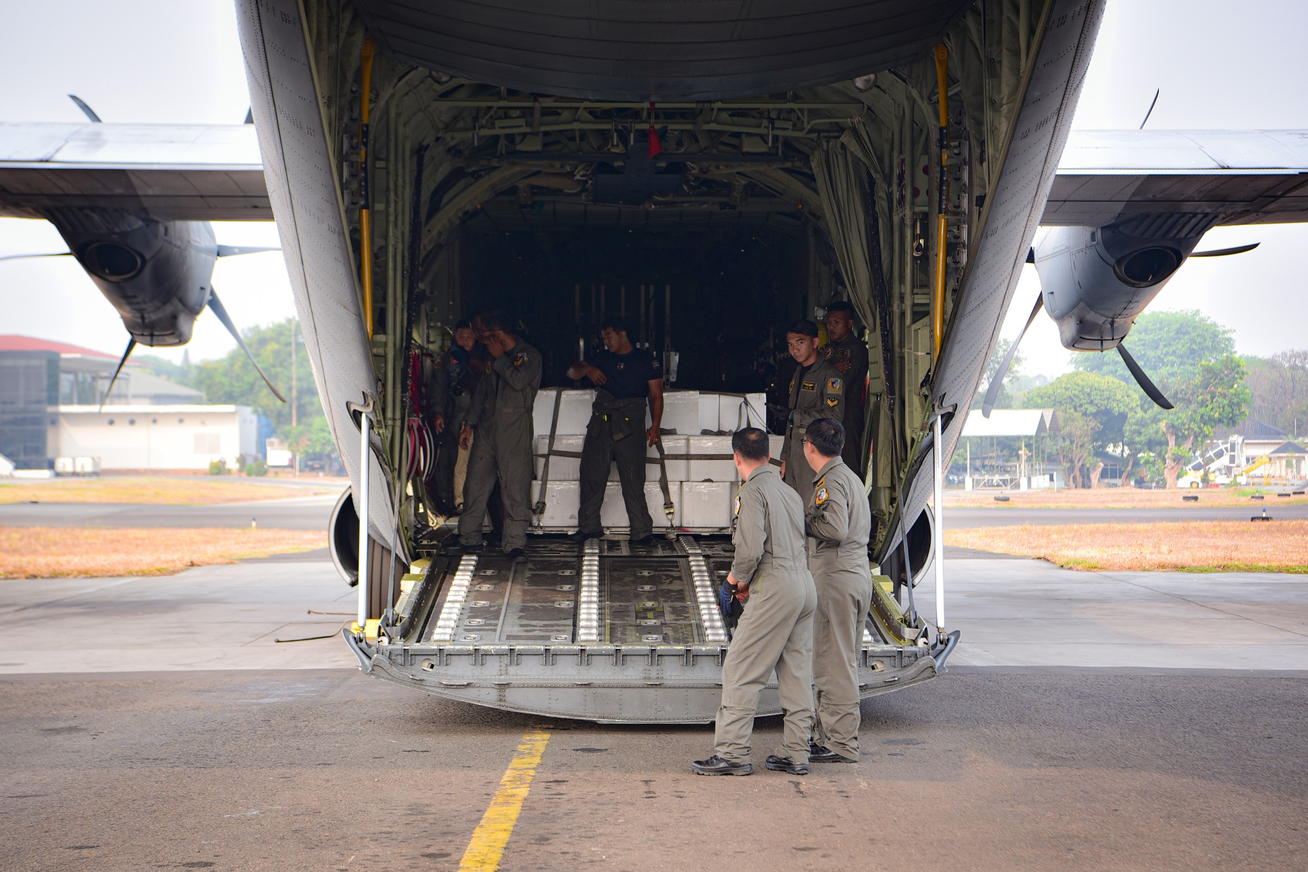 TNI Kirim 9,6 Ton Material Modifikasi Cuaca untuk Percepatan Penanganan Karhutla di Kalsel