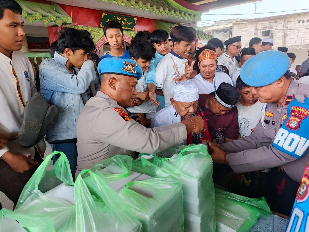 Jumat Peduli, Sipropam Polres Metro Jakarta Utara Bagikan 200 Nasi Kotak kepada Jemaah di Masjid Babah Alun