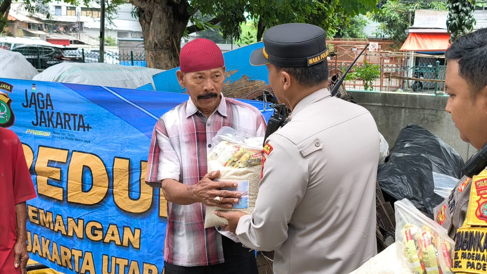 Polisi Bagikan Sembako di TPA Pademangan Barat Lewat Program Jumat Peduli