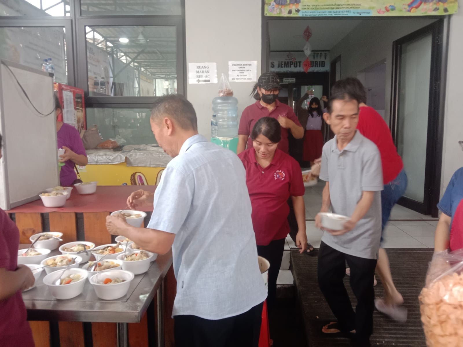 Jumat Peduli, Polsek Metro Penjaringan Bagikan Makanan Gratis untuk Warga