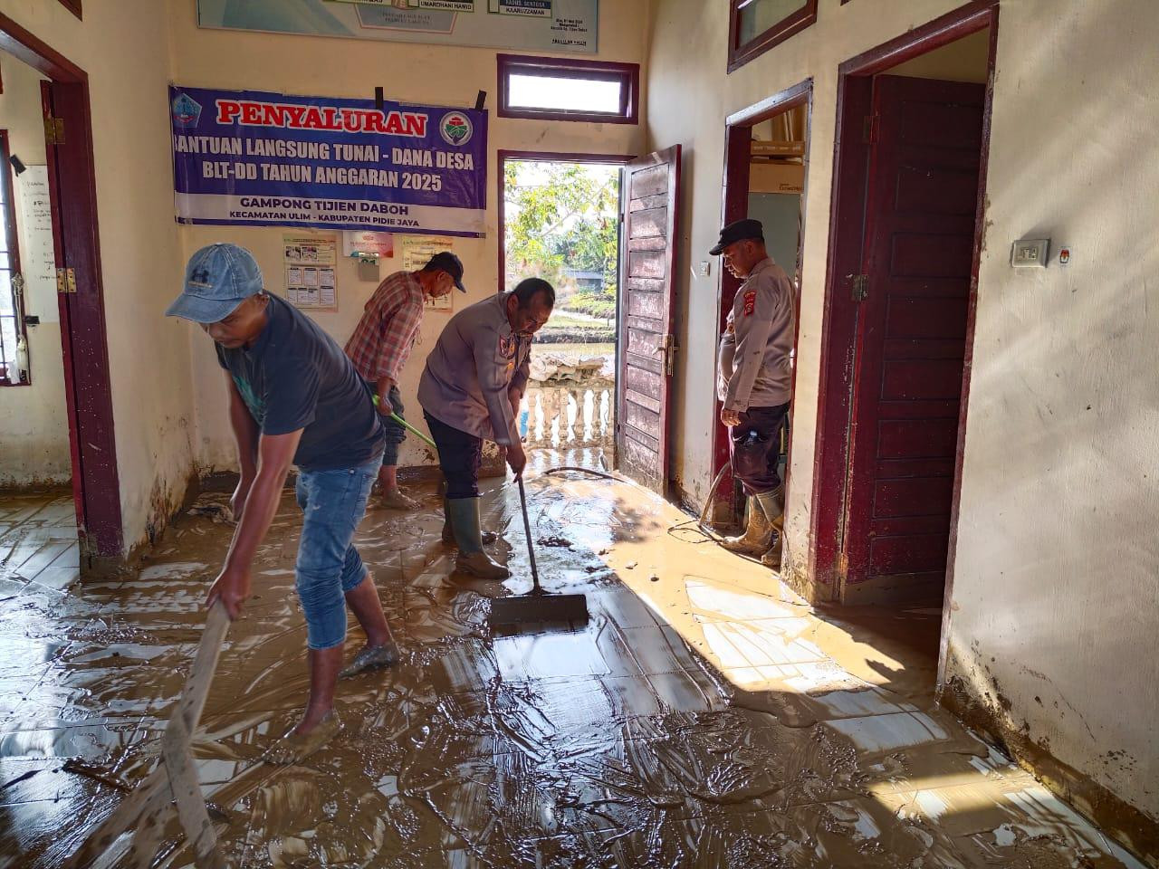 Polri dan Warga Bersinergi Pulihkan Pascabanjir di Pidie Jaya