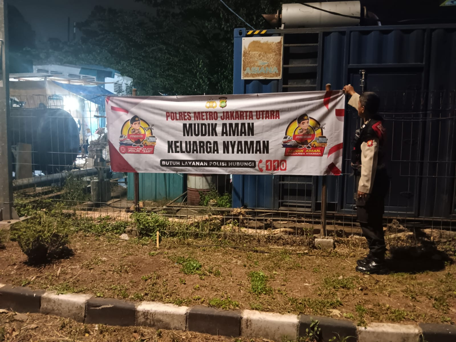 Pemasangan Spanduk "Mudik Aman Keluarga Nyaman" di Wilayah Kelapa Gading