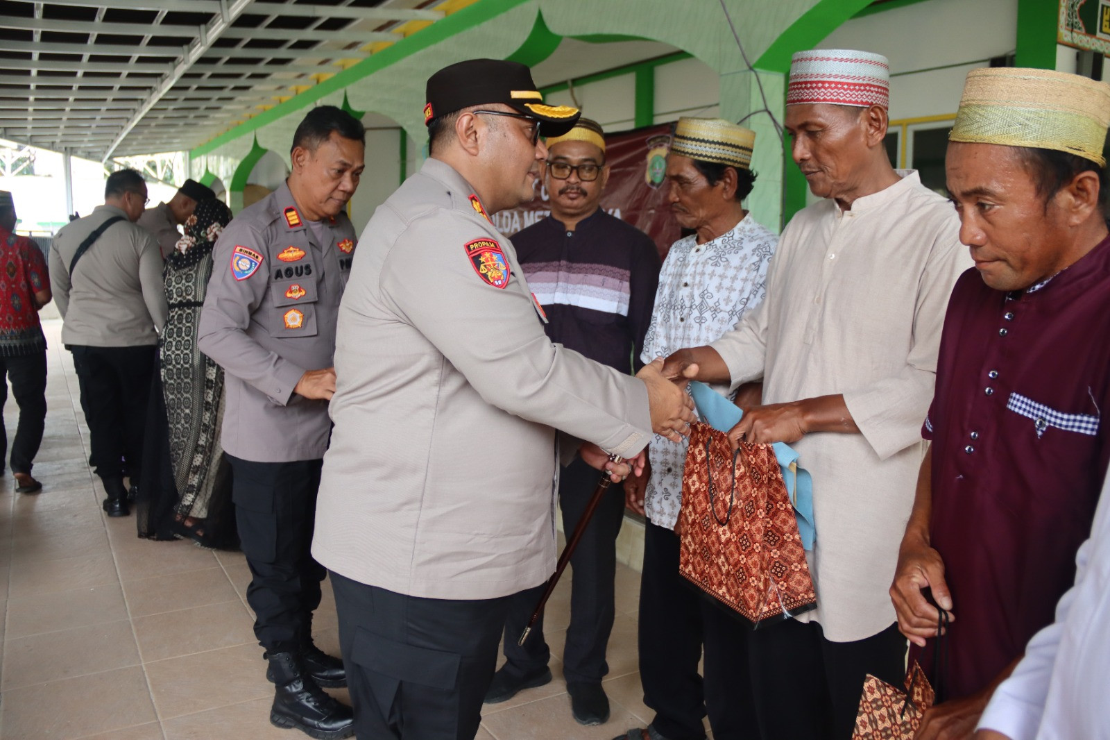Kapolres Kepulauan Seribu Salurkan Bantuan Sosial dan Alat Kebersihan ke Pengurus Masjid Jami Nurul Bahri di Pulau Sabira