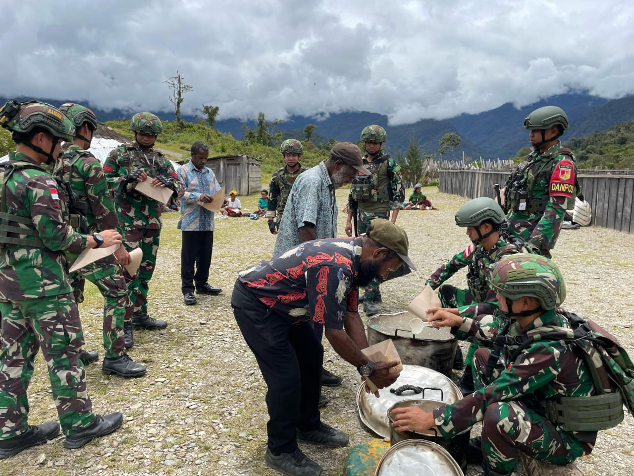 Makan Bersama dan Pemeriksaan Kesehatan Wujud Kepedulian Satgas Yonif 715/Mtl