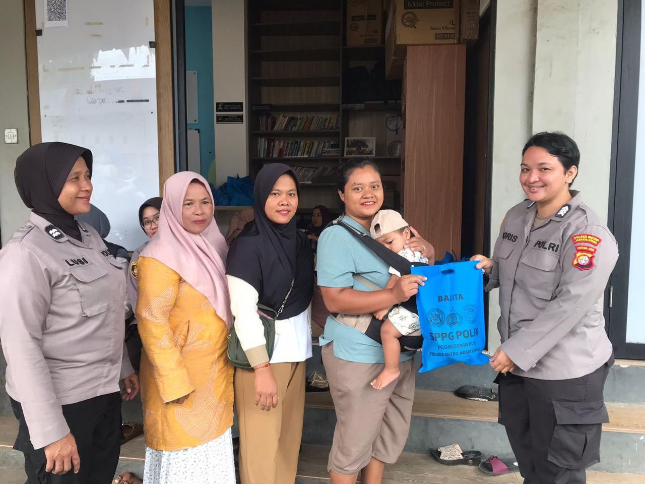 Polisi Hadirkan Makan Bergizi Gratis untuk Balita dan Ibu Hamil di Pegangsaan Dua