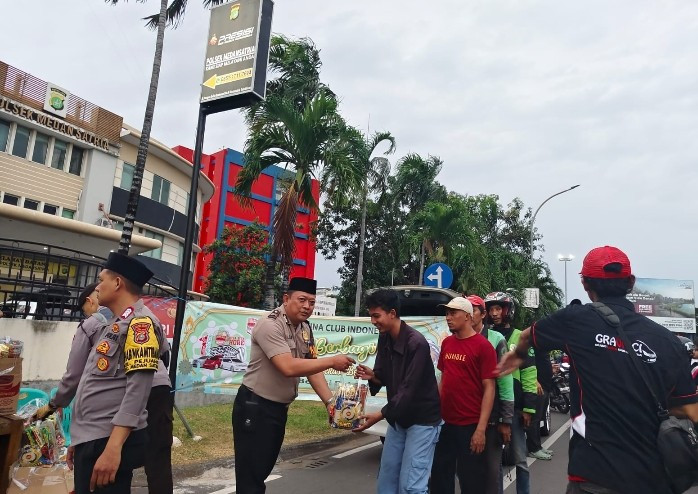 Sinergi Tiga Pilar Kelurahan Cimuning Gelar Jumat Berkah, Bagikan Takjil Kepada Pengguna Jalan