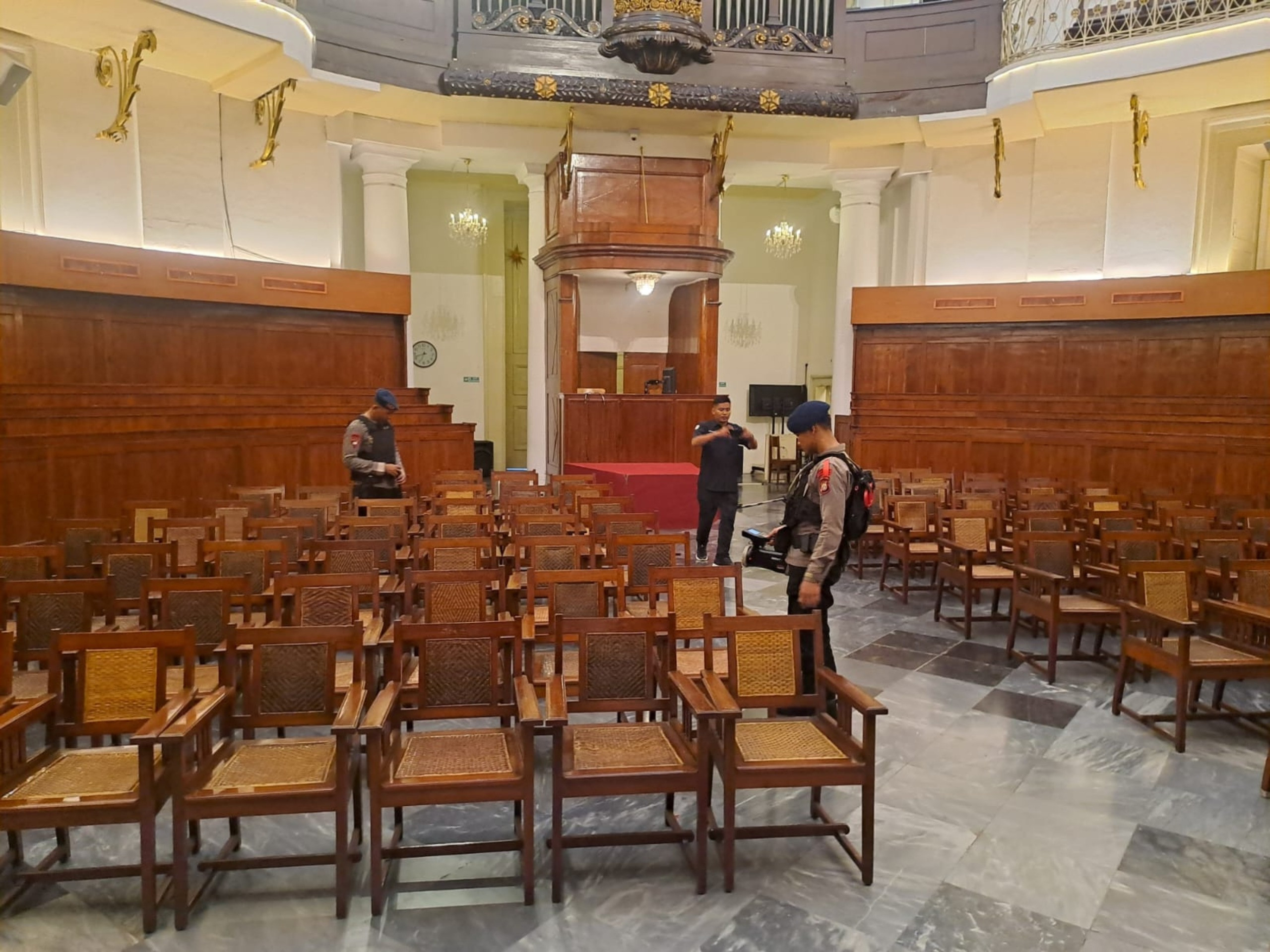 Brimob Metro Jaya Laksanakan Sterilisasi Gereja Immanuel, Pastikan Pelayanan Keamanan Ibadah Natal di Jakarta