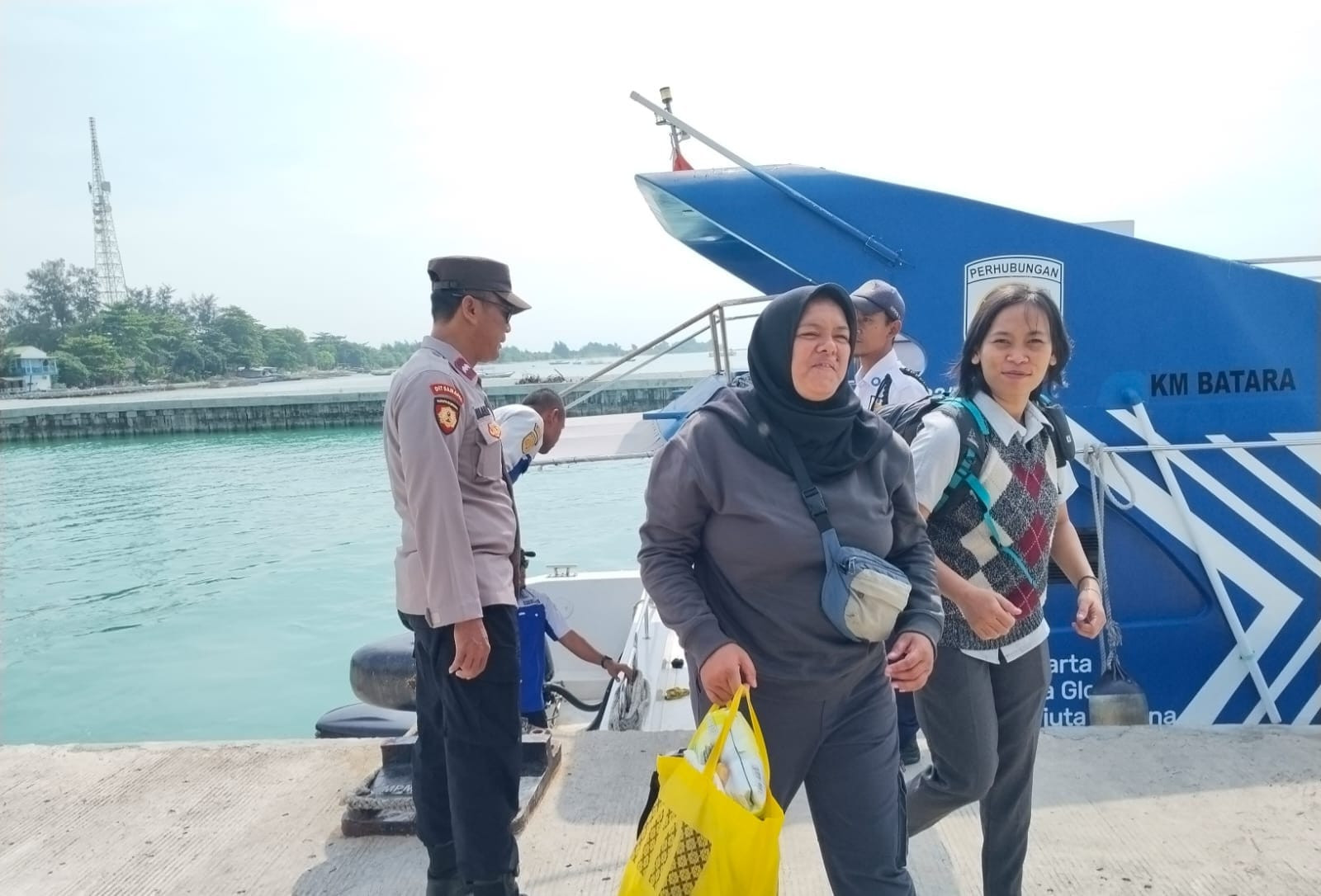 Sinergi TNI-Polri Amankan Dermaga Pulau Wisata dan Permukiman, Pastikan Aktivitas Penumpang Lancar dan Aman