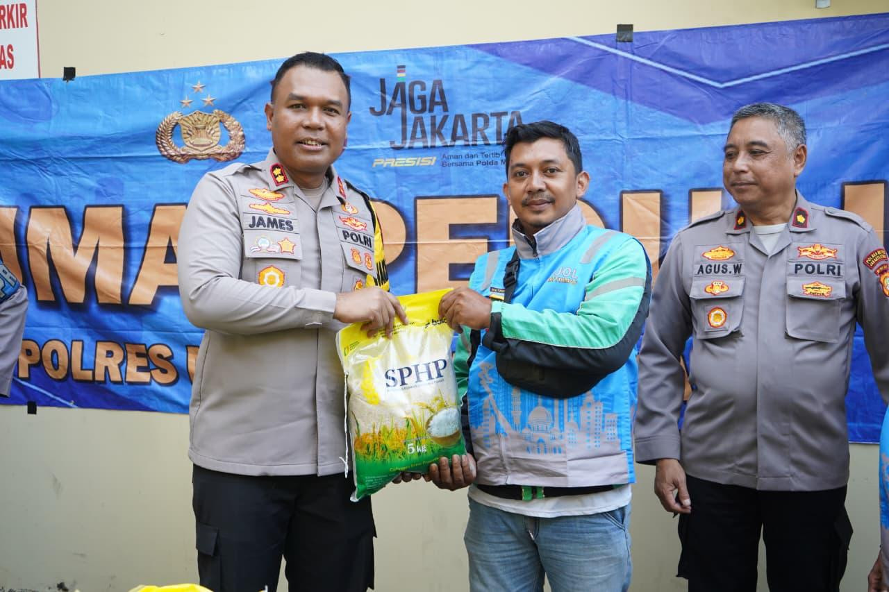 Wakapolres Metro Jakut Gelar Jumat Peduli, Bagikan Beras dan Layanan Kesehatan untuk Ojol