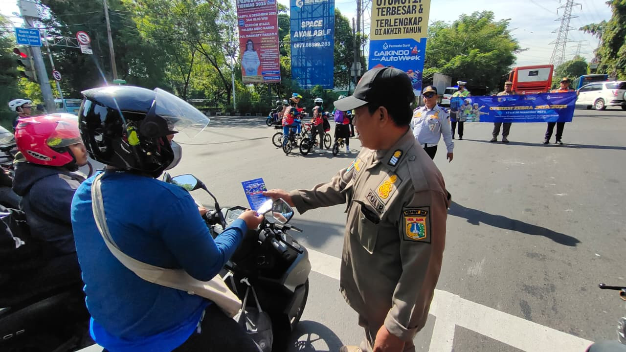 Ops Zebra Jaya 2025: Petugas Edukasi Keselamatan dan Penertiban Humanis di Jakarta Timur
