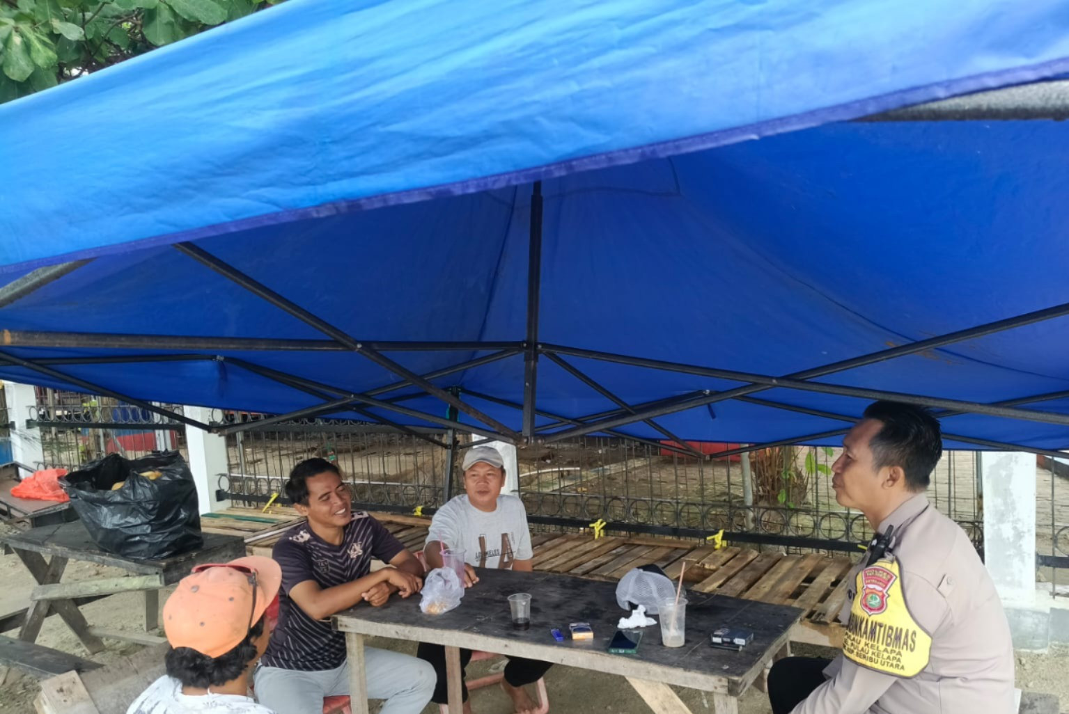 Bhabinkamtibmas Pulau Kelapa Sosialisasikan Call Center 110, Ajak Warga Bersama Jaga Jakarta